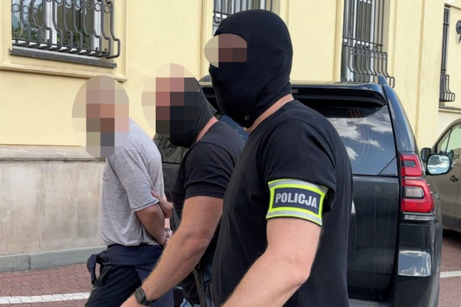 Służby zatrzymały trzech Rosjan na warszawskiej Woli. W mieszkaniu mieli broń Policja, ABW, zatrzymanie, przestępczość