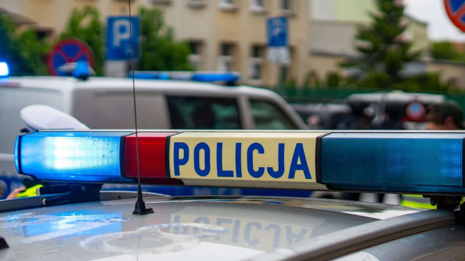 Atak nożownika w Nowym Sączu. Padły strzały, nie żyje 1 osoba policja