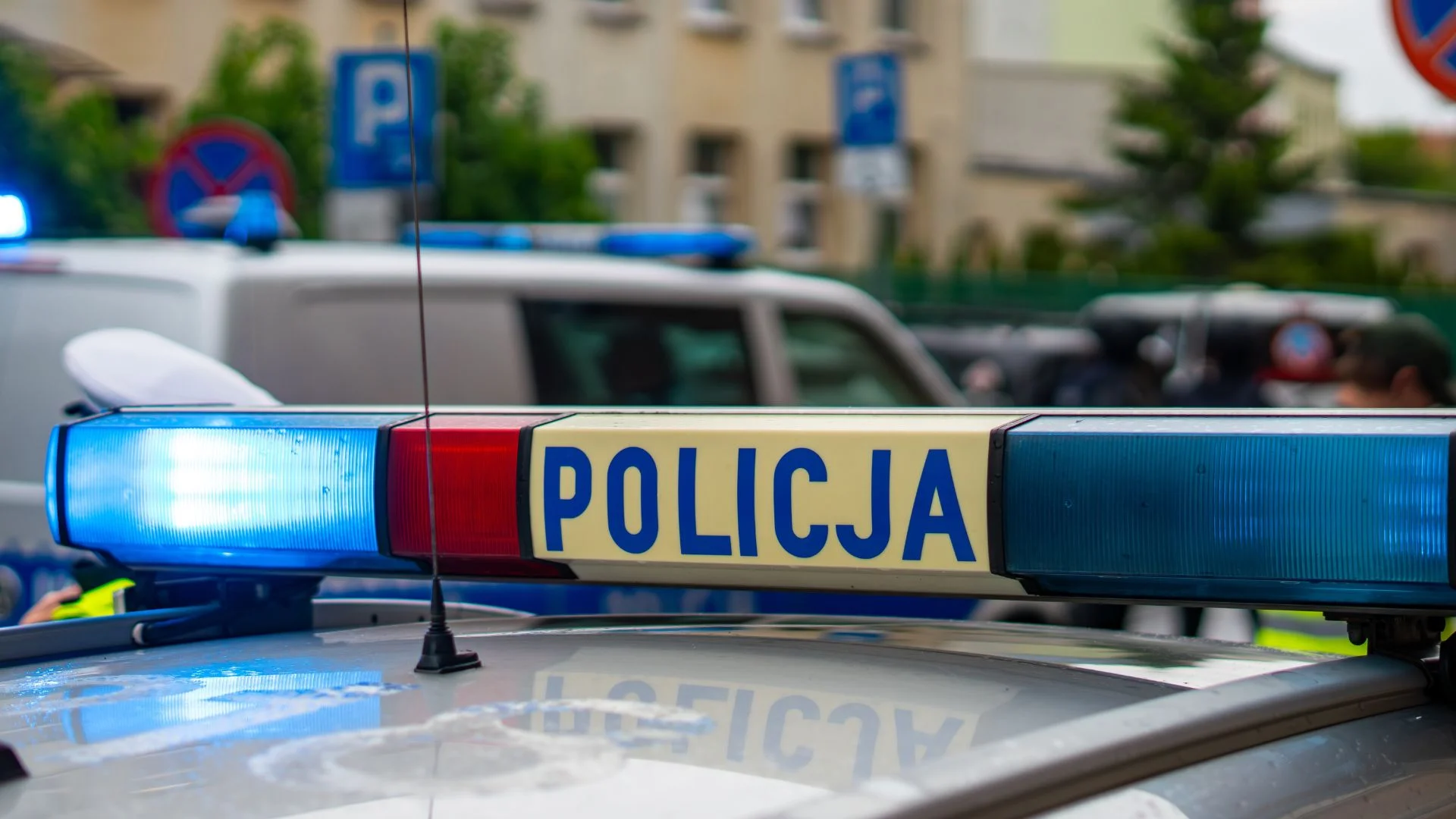 Atak nożownika w Nowym Sączu. Padły strzały, nie żyje 1 osoba policja