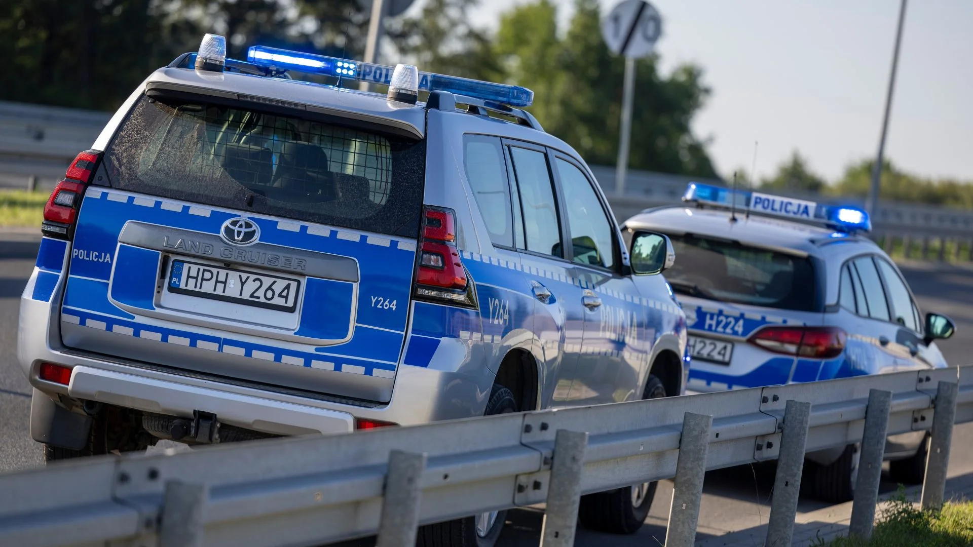 Cudzoziemiec wskoczył na rządowe auto. Doprawdy dziwny incydent w Warszawie