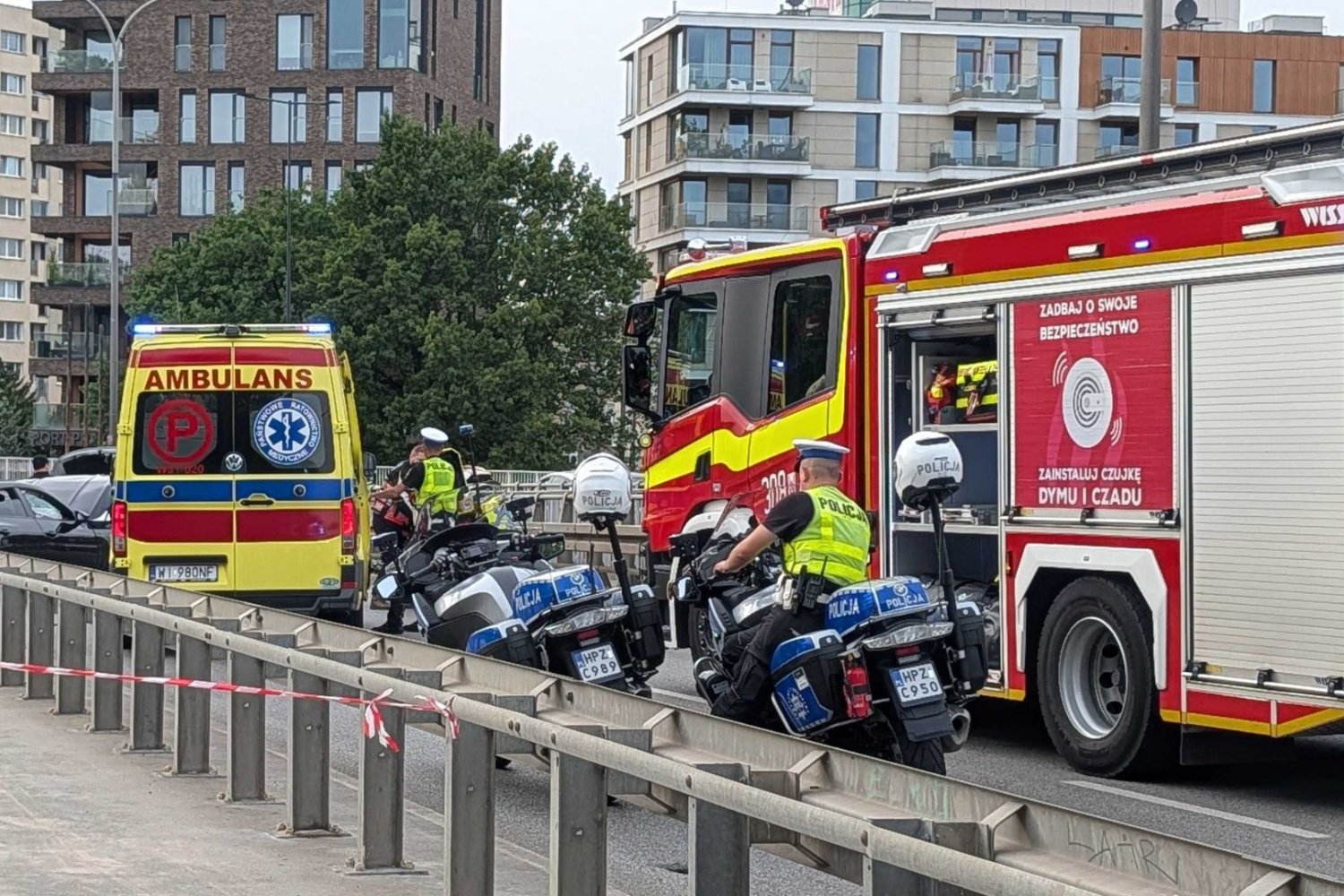 Policja, wypadek, karetka, straż pożarna