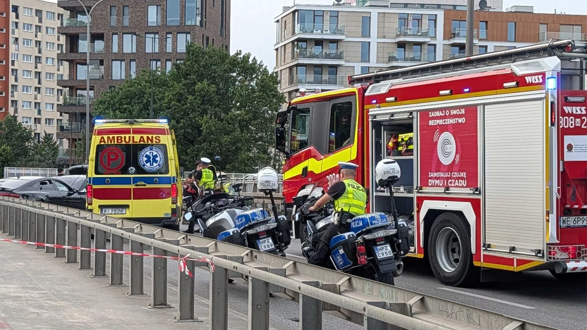 Policja, wypadek, karetka, straż pożarna