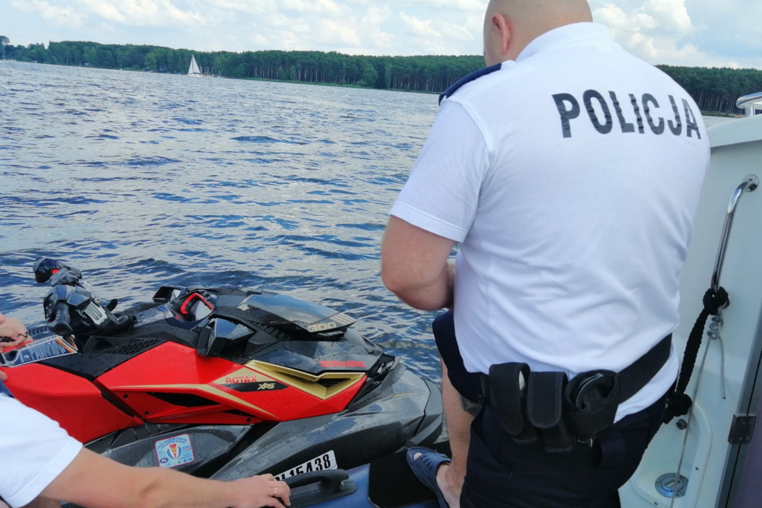 Policjanci nad wodą