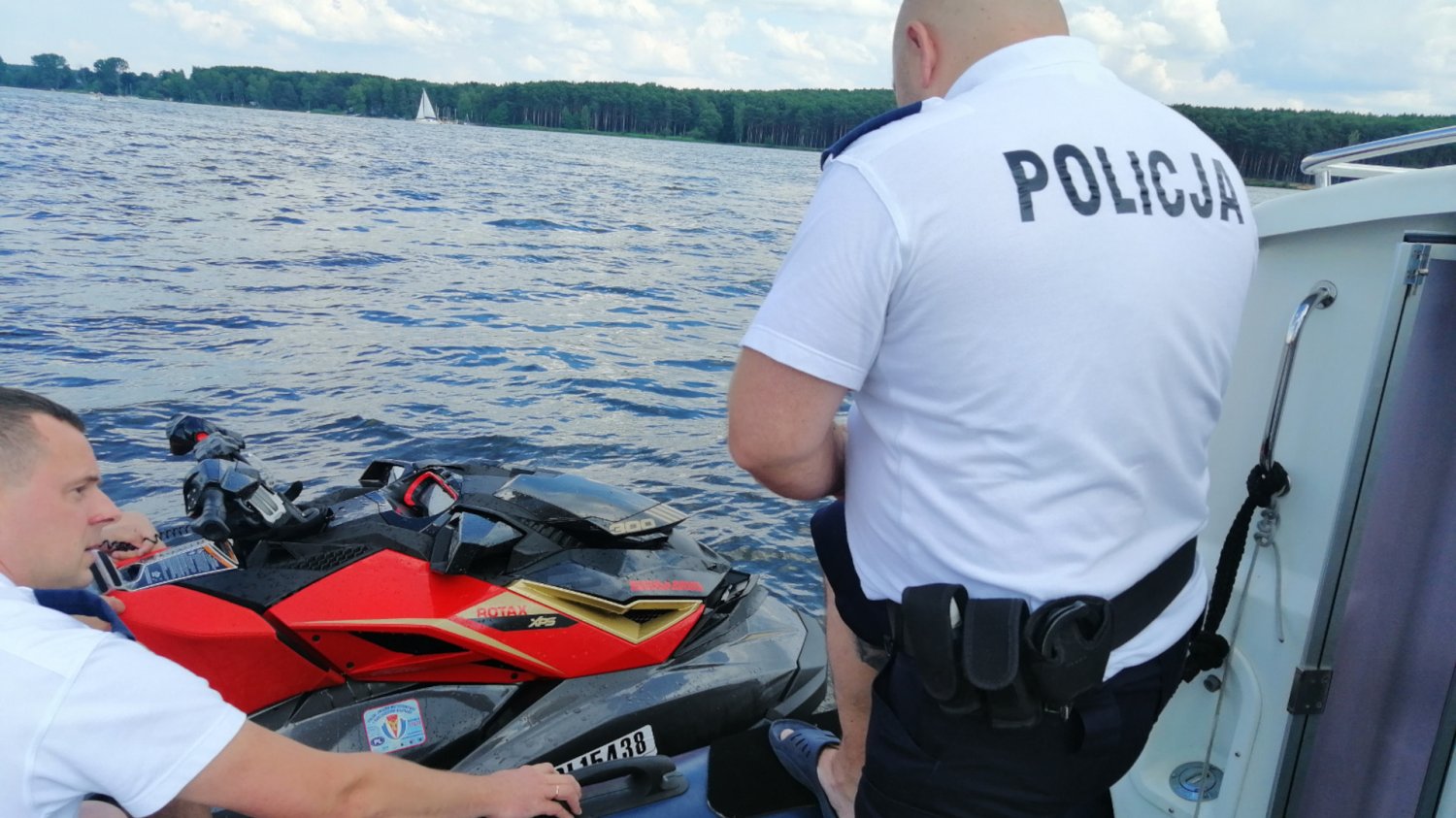 Policjanci nad wodą