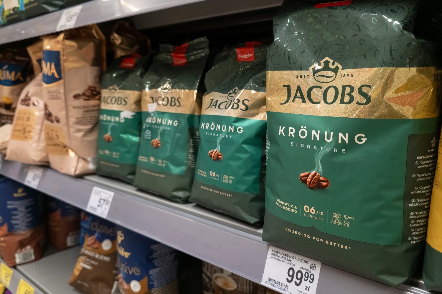 Półka z kawą ziarnistą w markecie – promocje na kawę w Lidlu, Aldi, Kauflandzie i Dino