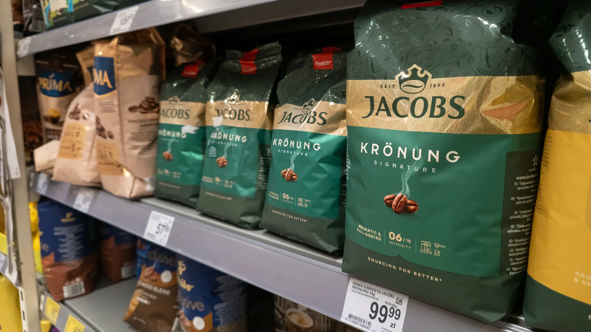 Promocje na kawę od 24 2026. Lista przecen w sklepach Półka z kawą ziarnistą w markecie – promocje na kawę w Lidlu, Aldi, Kauflandzie i Dino