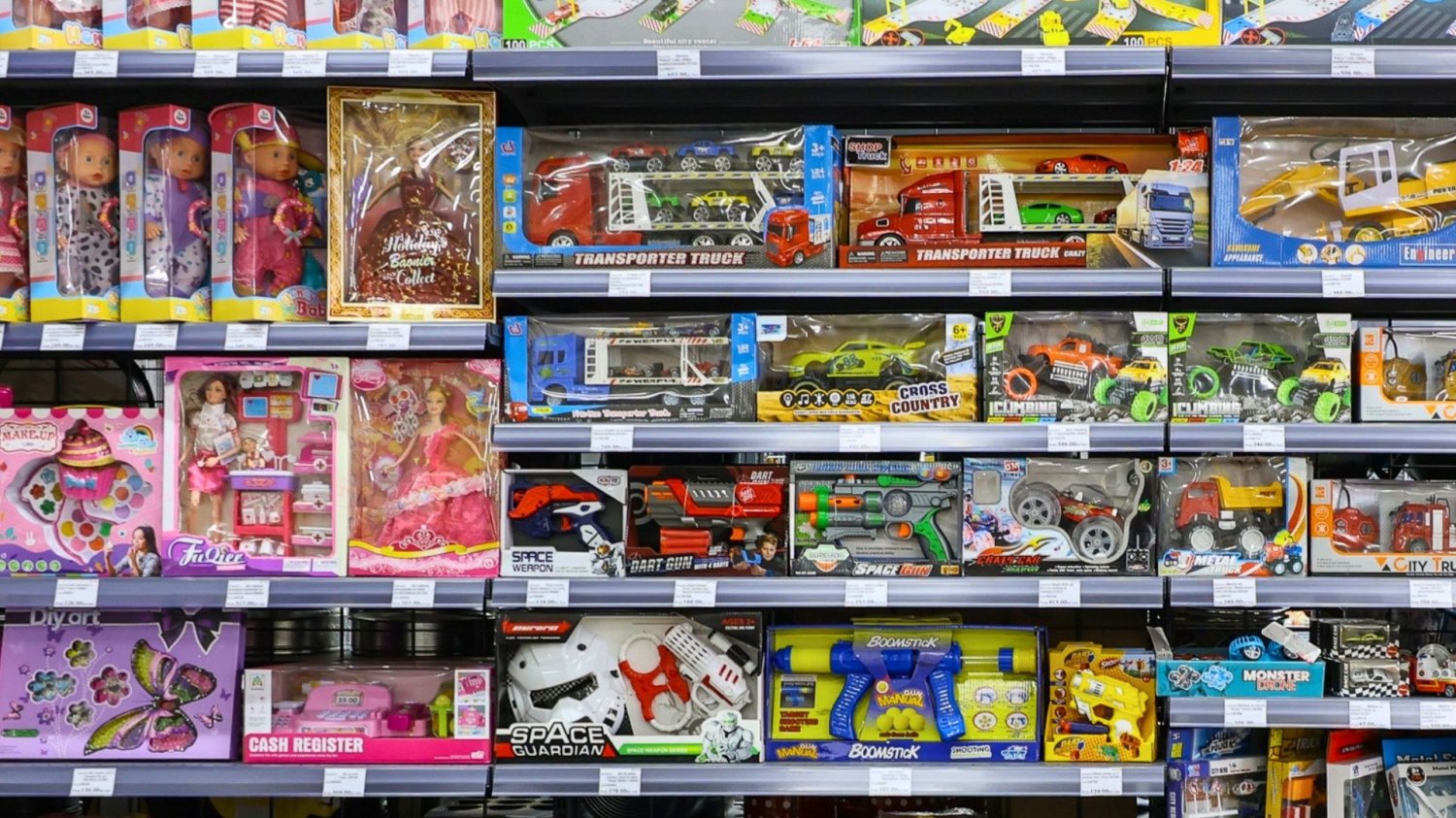 gdzie wyrzucić pudełko z okienkiem? półka z zabawkami w sklepie