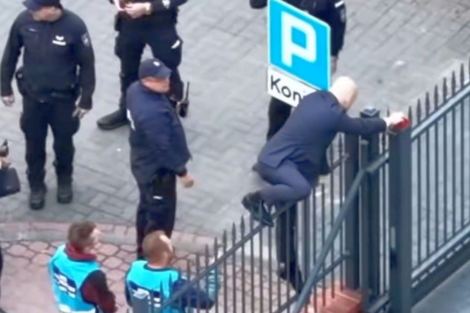 poseł Matecki na płocie