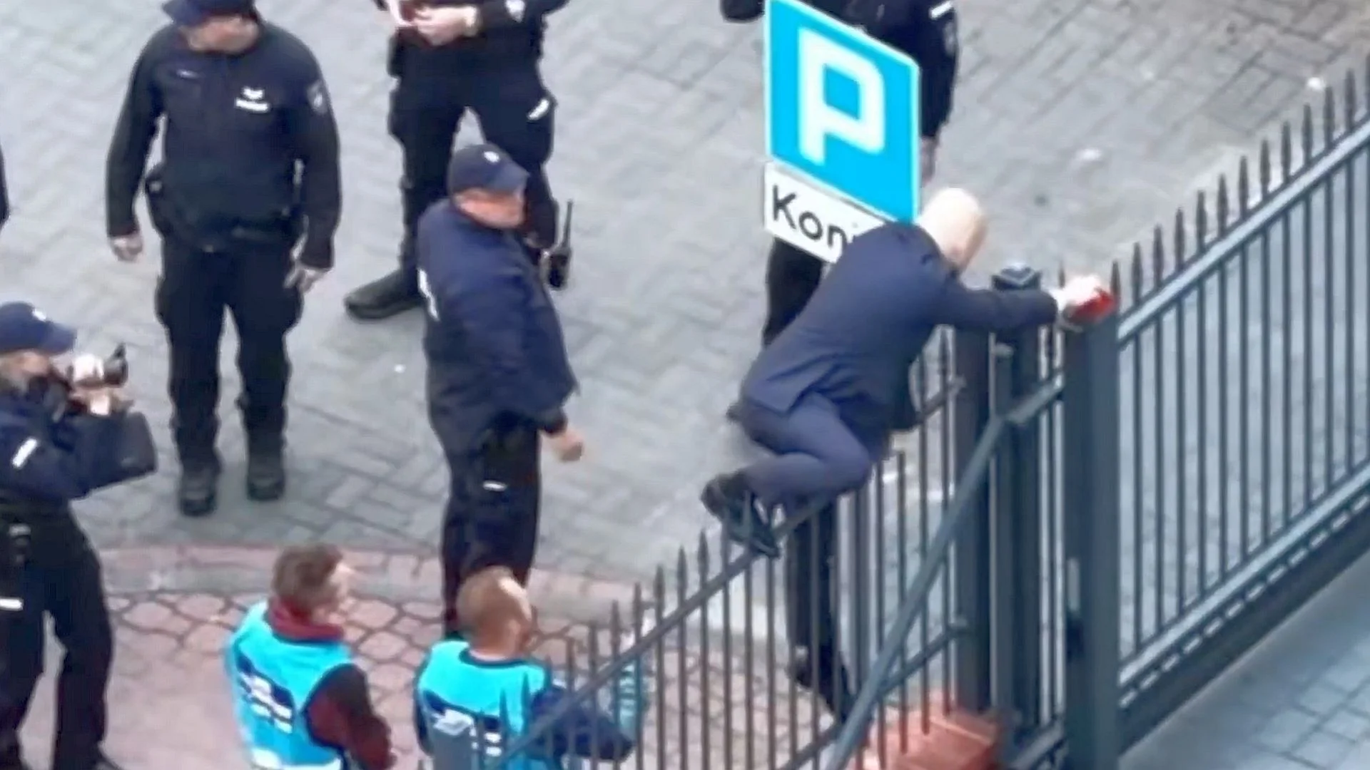 "To moja sprawa, jak się nabiję!". Poseł przeskoczył płot i natarł na policjantów. Kaskaderska szarża posła Mateckiego poseł Matecki na płocie