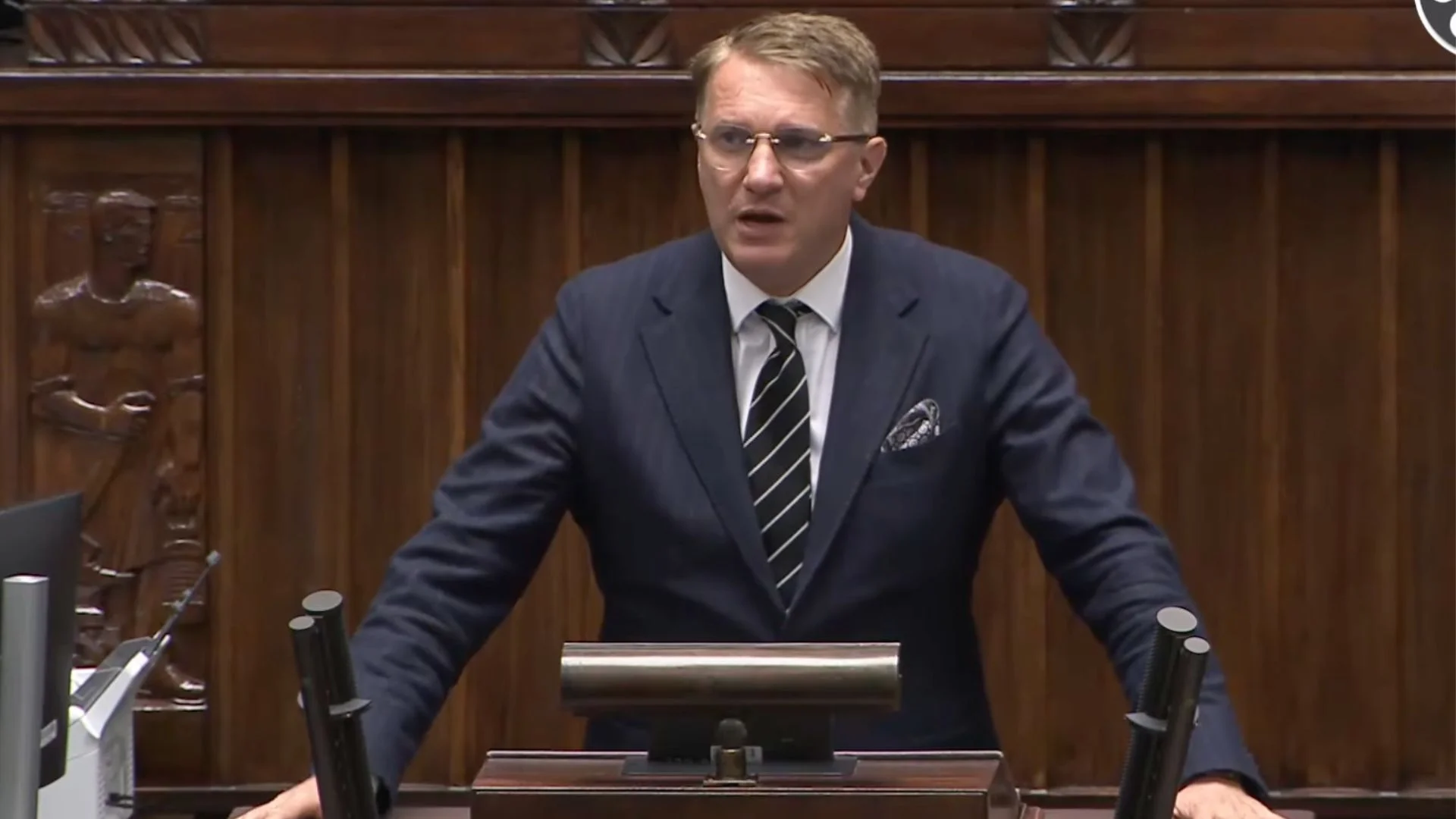 Przemysław Wipler pod lupą. Huczy po doniesieniach o jego działalności w Sejmie Poseł Przemysław Wipler z Konfederacji w Sejmie