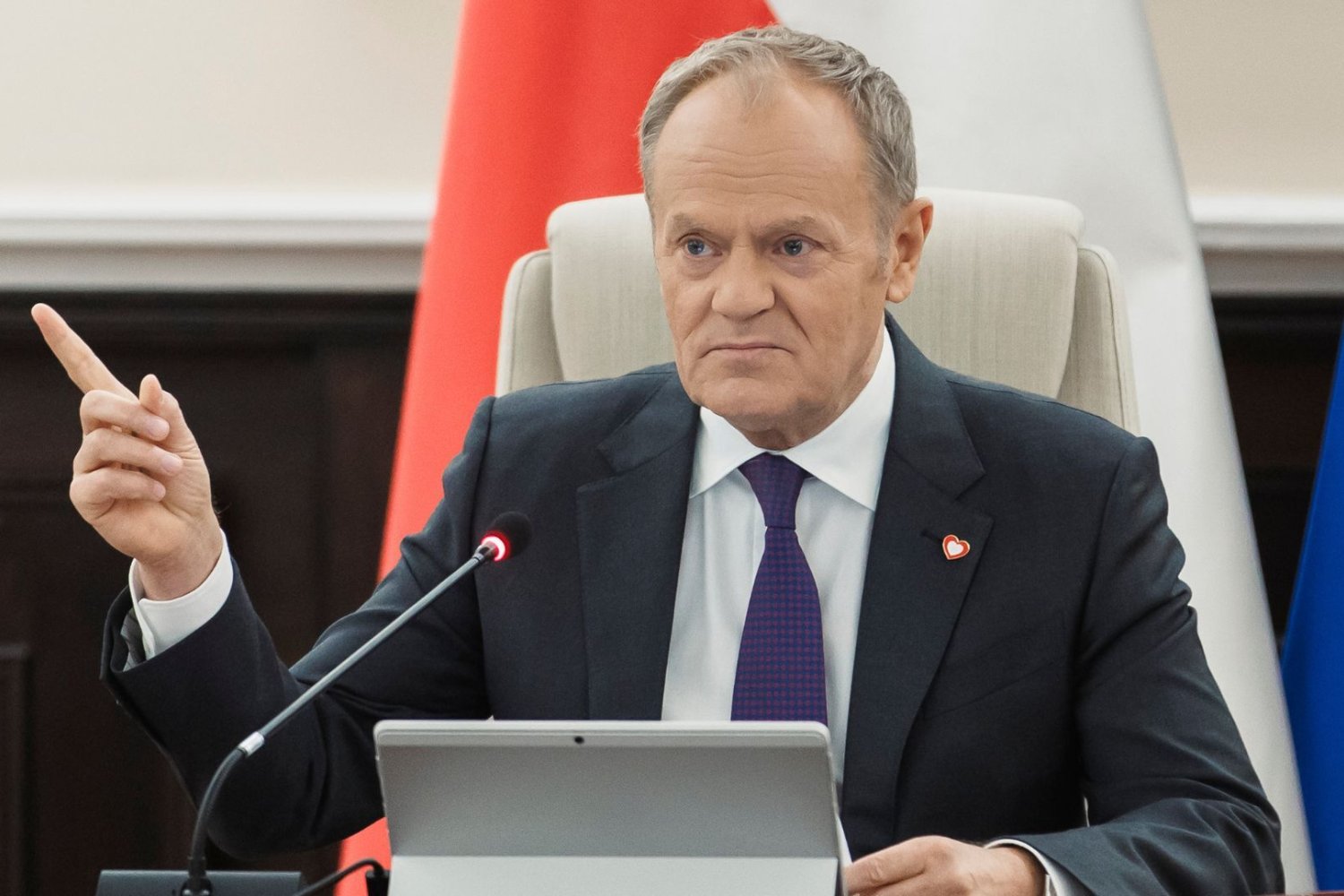 Afera na SOR w Warszawie. Tusk o saloniku VIP dla polityków Premier Donald Tusk wskazuje palcem