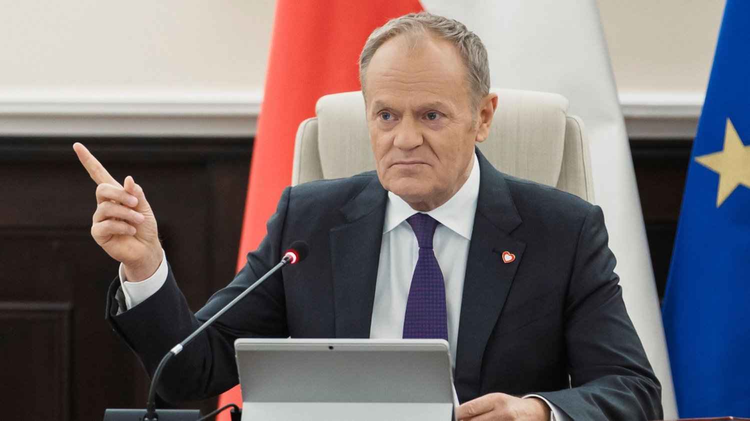 Afera na SOR w Warszawie. Tusk o saloniku VIP dla polityków Premier Donald Tusk wskazuje palcem