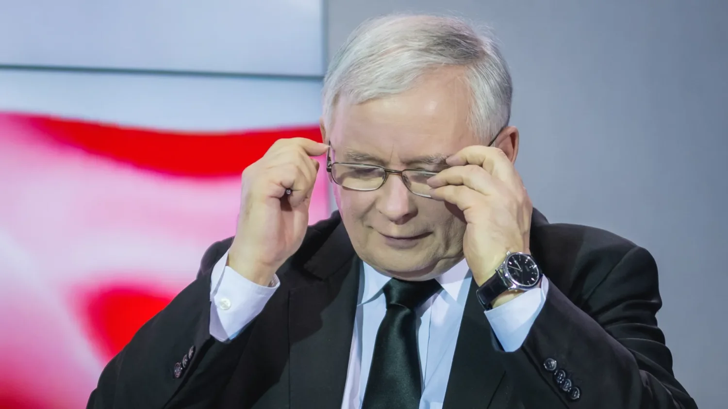 Prezes PiS Jarosław Kaczyński patrzy na wynik nowego sondażu