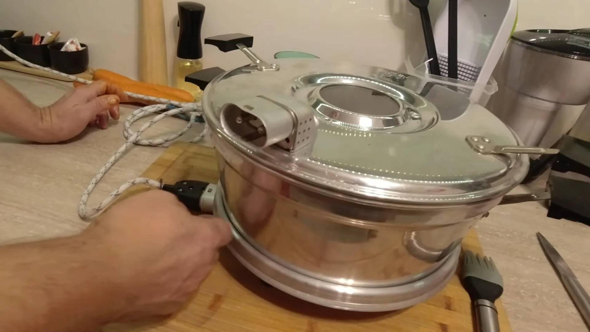 Air fryer ma nowego rywala w kuchni. Legendarny sprzęt z PRL wraca na blaty