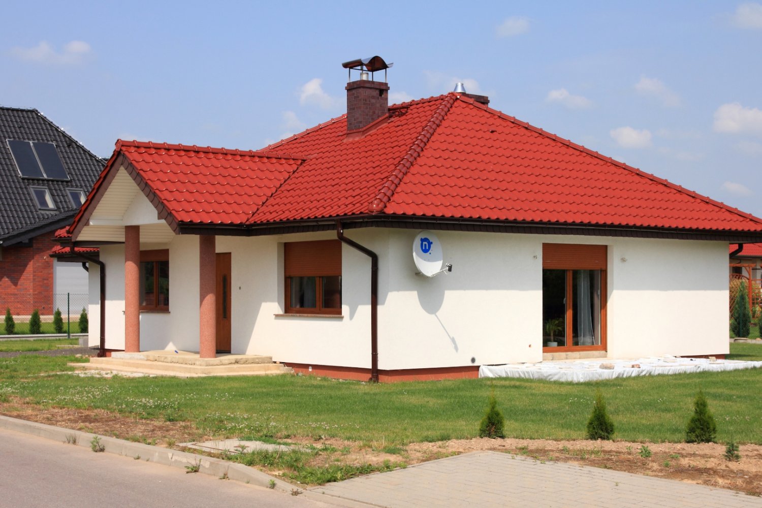Prosty, niewielki dom parterowy z ogródkiem