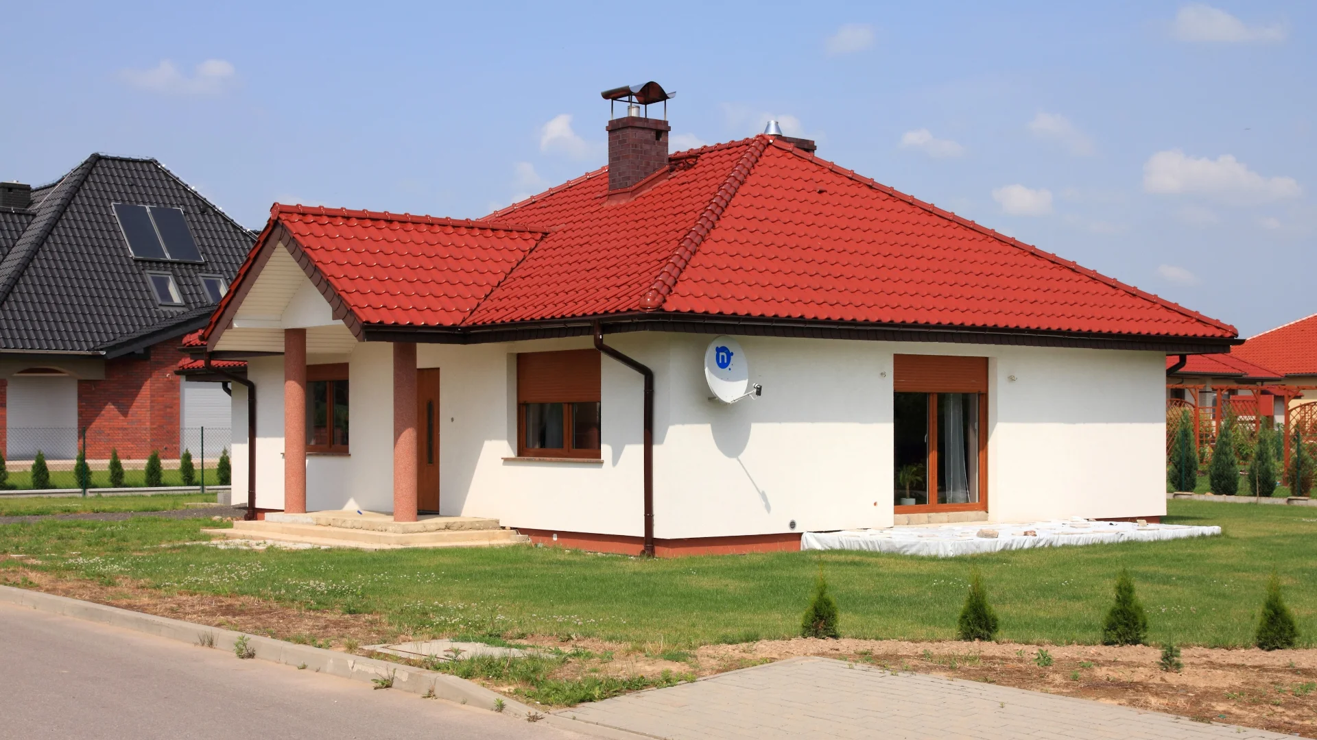 Małe domy ok 60 m2. Pomysły i koszt w 2026 Prosty, niewielki dom parterowy z ogródkiem
