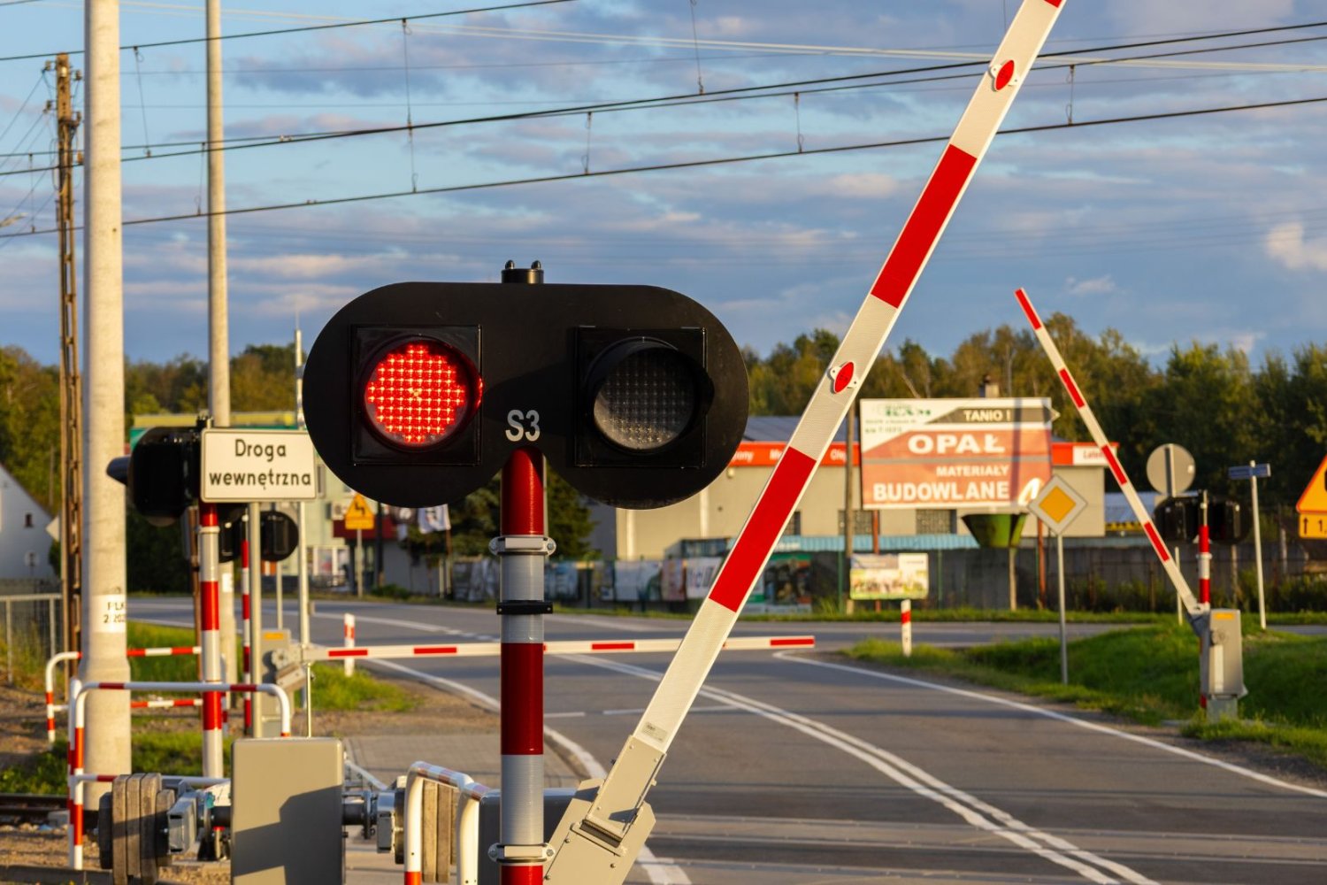 przejazd kolejowy i czerwone światło