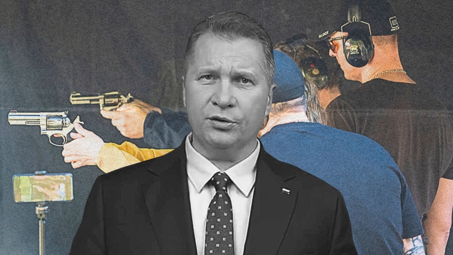 Przemysław Czarnek na tle ćwiczeń na strzelnicy