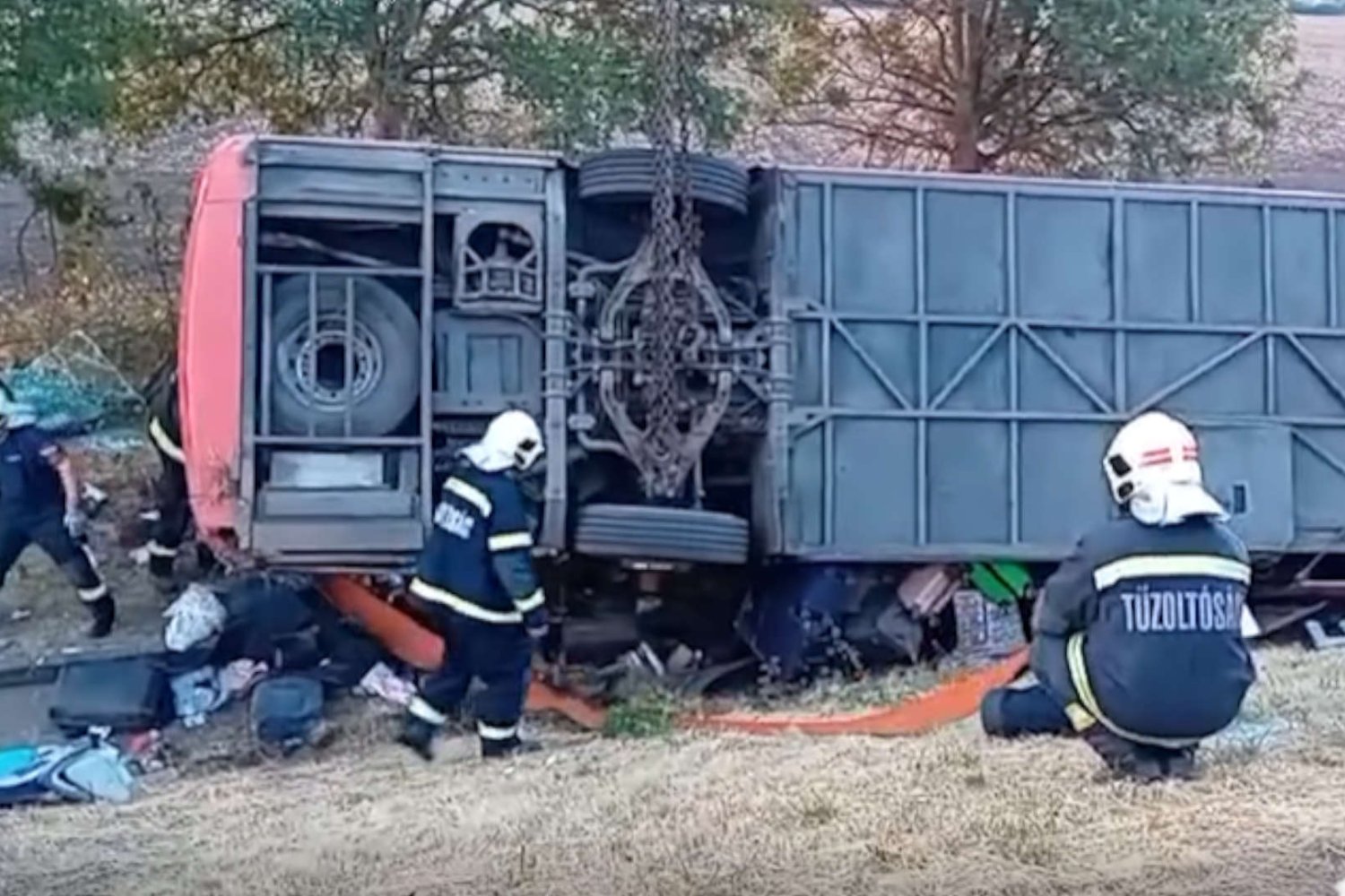 Wypadek autokaru na Węgrzech. Bilans tragedii na trasie do Medziugorja Przewrócony polski autokar w rowie przy autostradzie. Wypadek na trasie pielgrzymkowej do Medziugorja