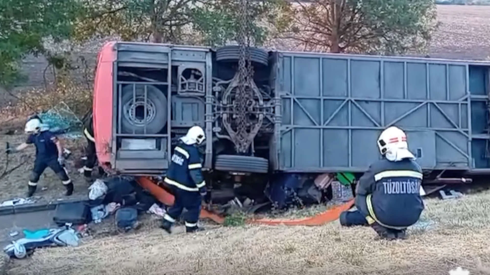 Wypadek autokaru na Węgrzech. Bilans tragedii na trasie do Medziugorja Przewrócony polski autokar w rowie przy autostradzie. Wypadek na trasie pielgrzymkowej do Medziugorja