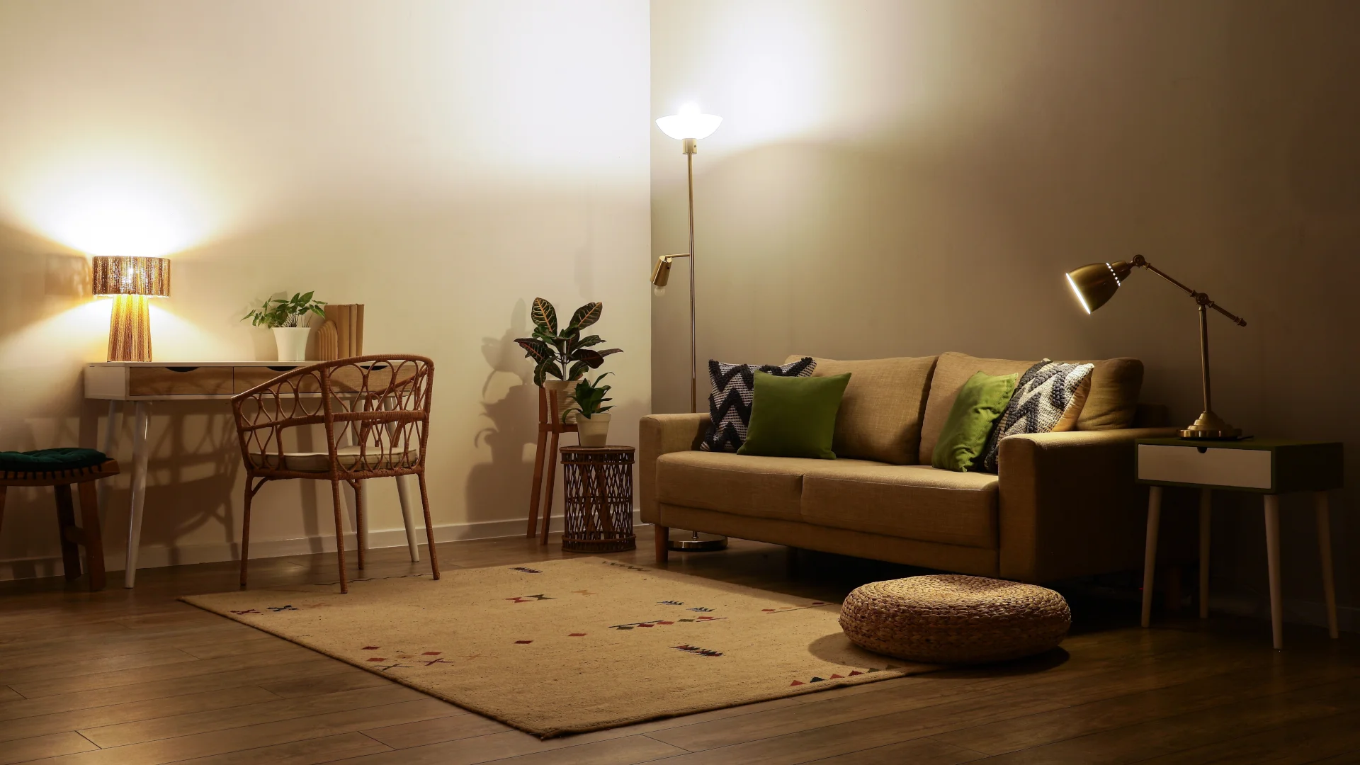 Lampa sufitowa idzie do kąta. Salon z 5 źródłami światła Przytulny salon wieczorem z kanapą, biurkiem i drewnianą podłogą, oświetlony lampą podłogową, lampą stołową i lampą przy sofie zamiast lampy sufitowej