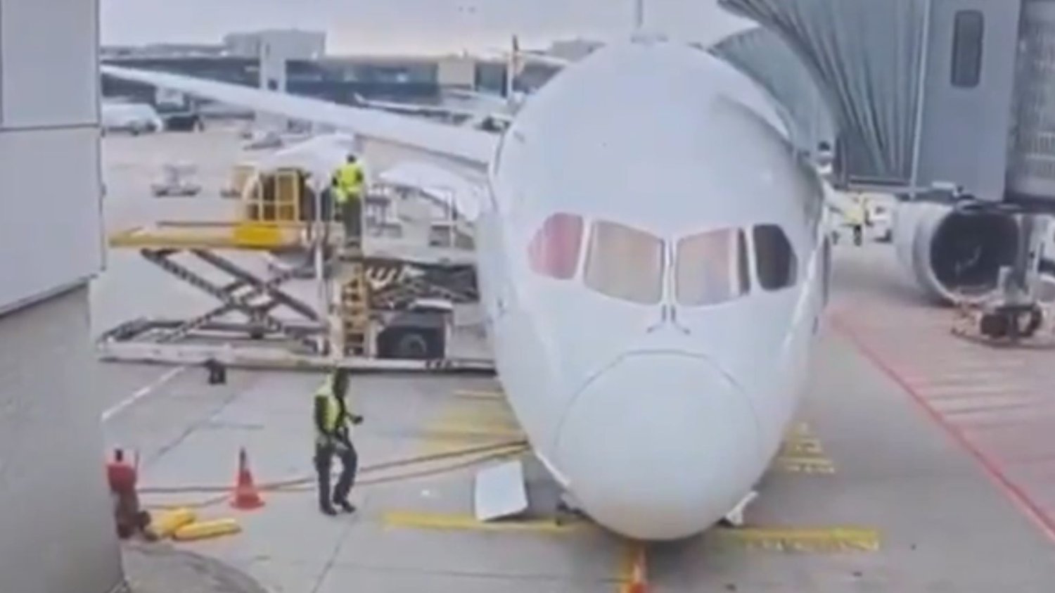 Niebezpieczny incydent na lotnisku. Uszkodzony Boeing 787 Lufthansy
