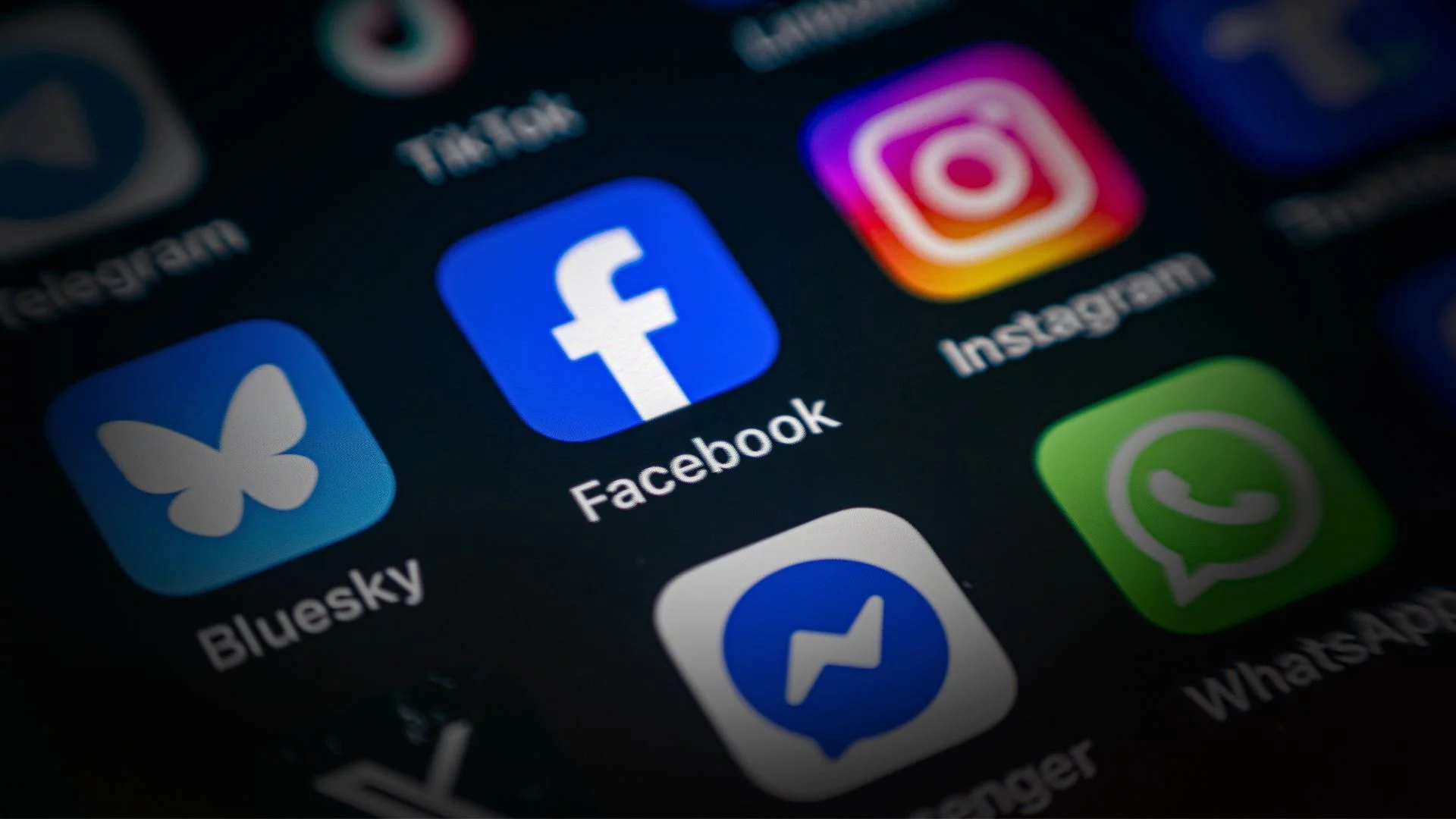 Facebook i Instagram mają potężną awarię. Ludzie masowo zgłaszają problemy Ikonki Facebooka i Instagrama na smartfonie