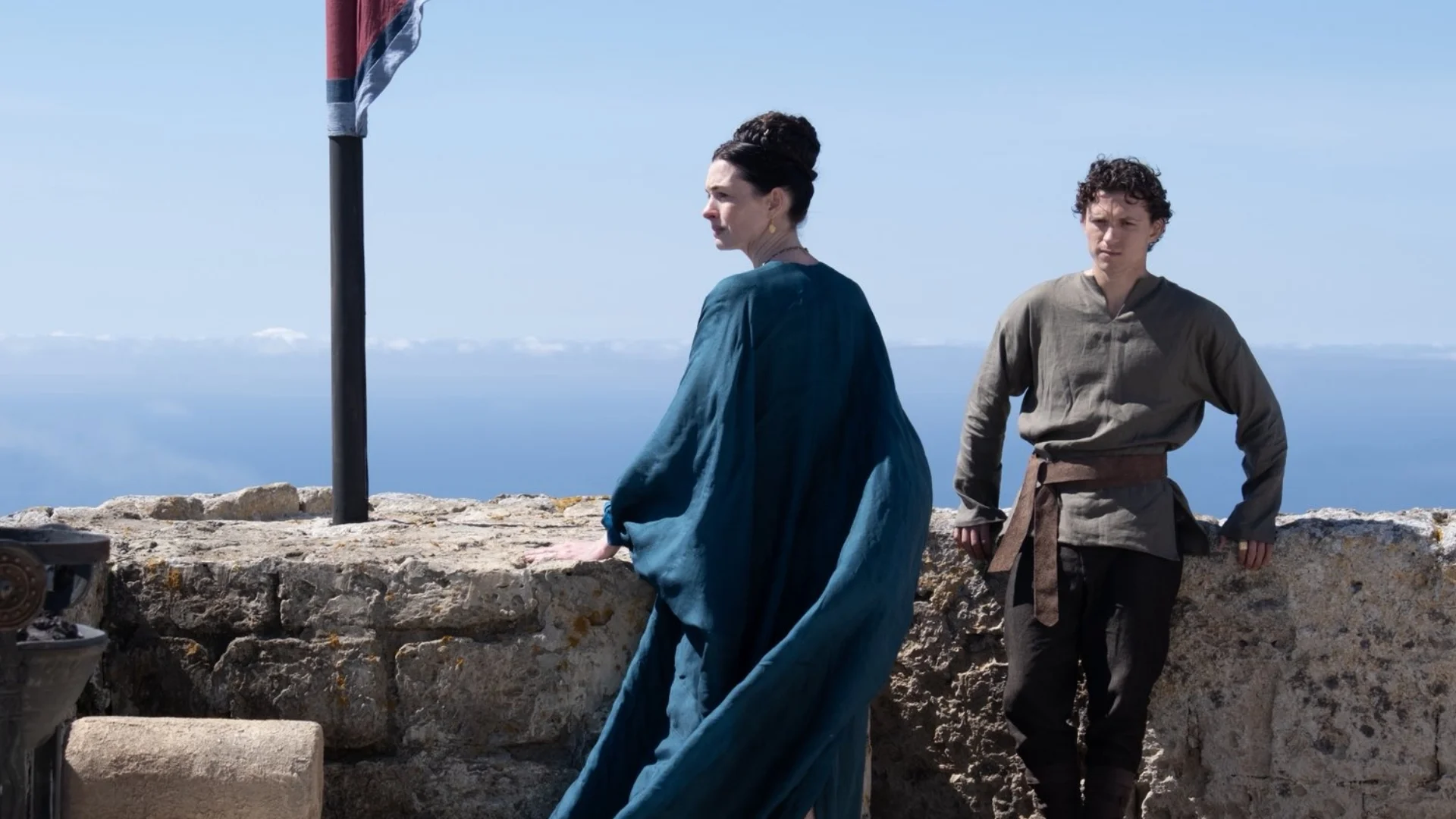 Anne Hathaway i Tom Holland w filmie "Odyseja" Christophera Nolana
