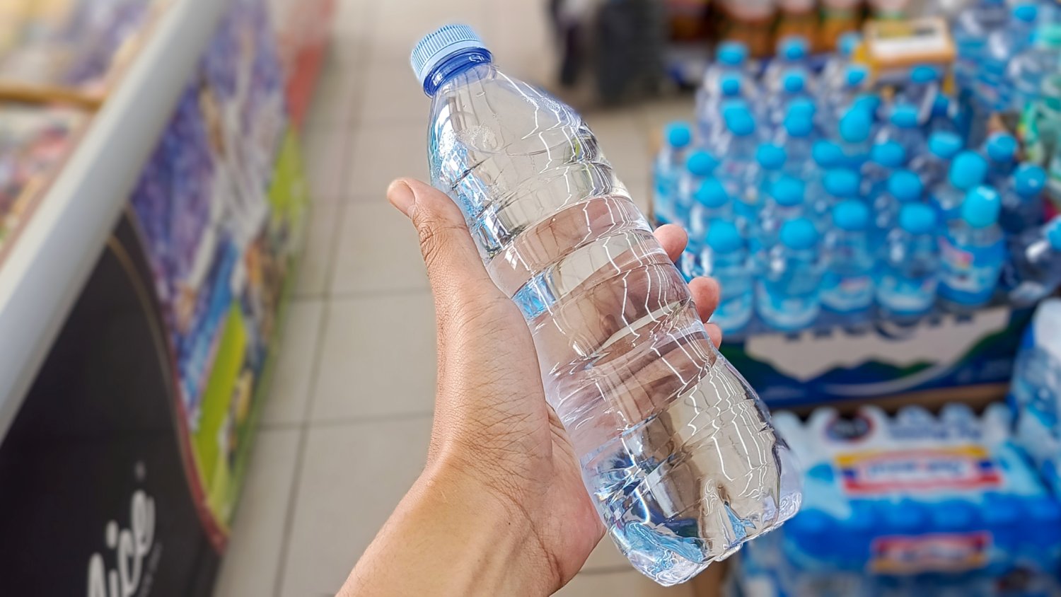 Najpierw korki, teraz same butelki. Weźmiesz do ręki i od razu to zauważysz
