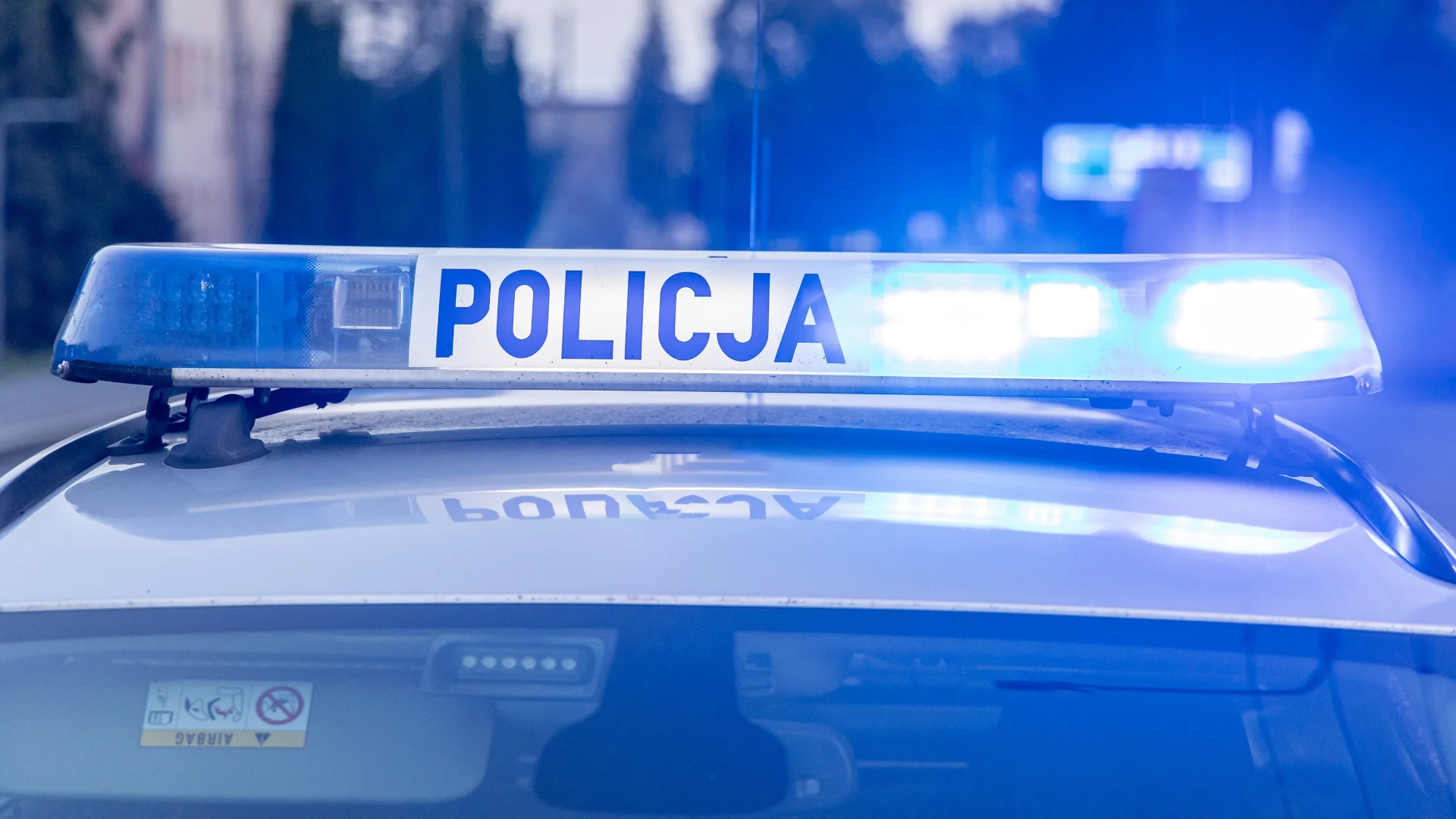 Strzał policjantki w Bydgoszczy. 44-latek z nożem nie żyje Radiowóz policji nocą na miejscu interwencji