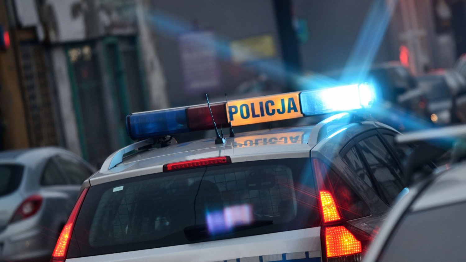 Były policjant celem wielkiej obławy. Na sumieniu ma mieć 2 ofiary z Mierzawy Radiowóz policyjny podczas obławy