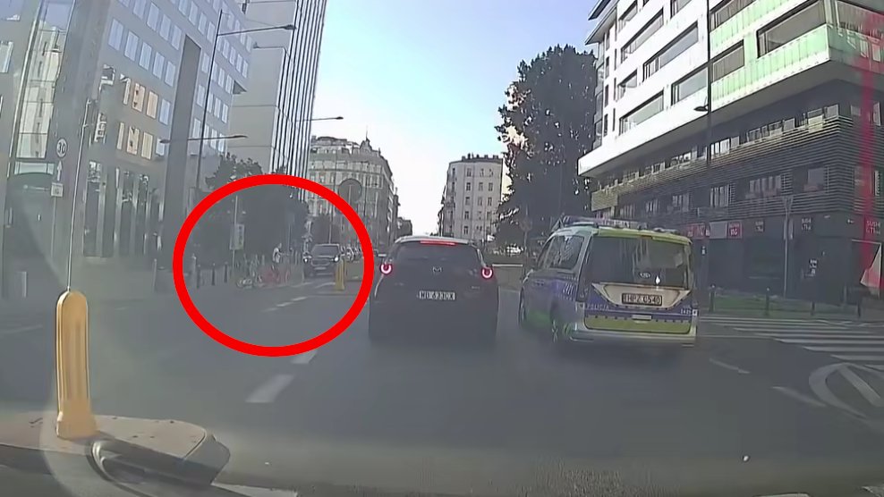 Radiowóz wyprzedzał na przejściu tuż przed rodziną z dziećmi. Jest reakcja policji z Warszawy
