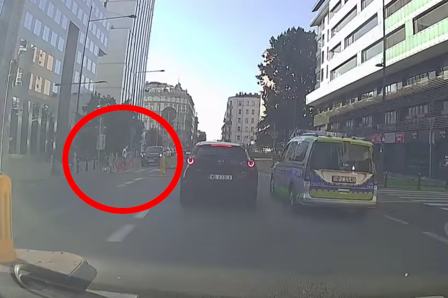 Radiowóz wyprzedzał na przejściu tuż przed rodziną z dziećmi