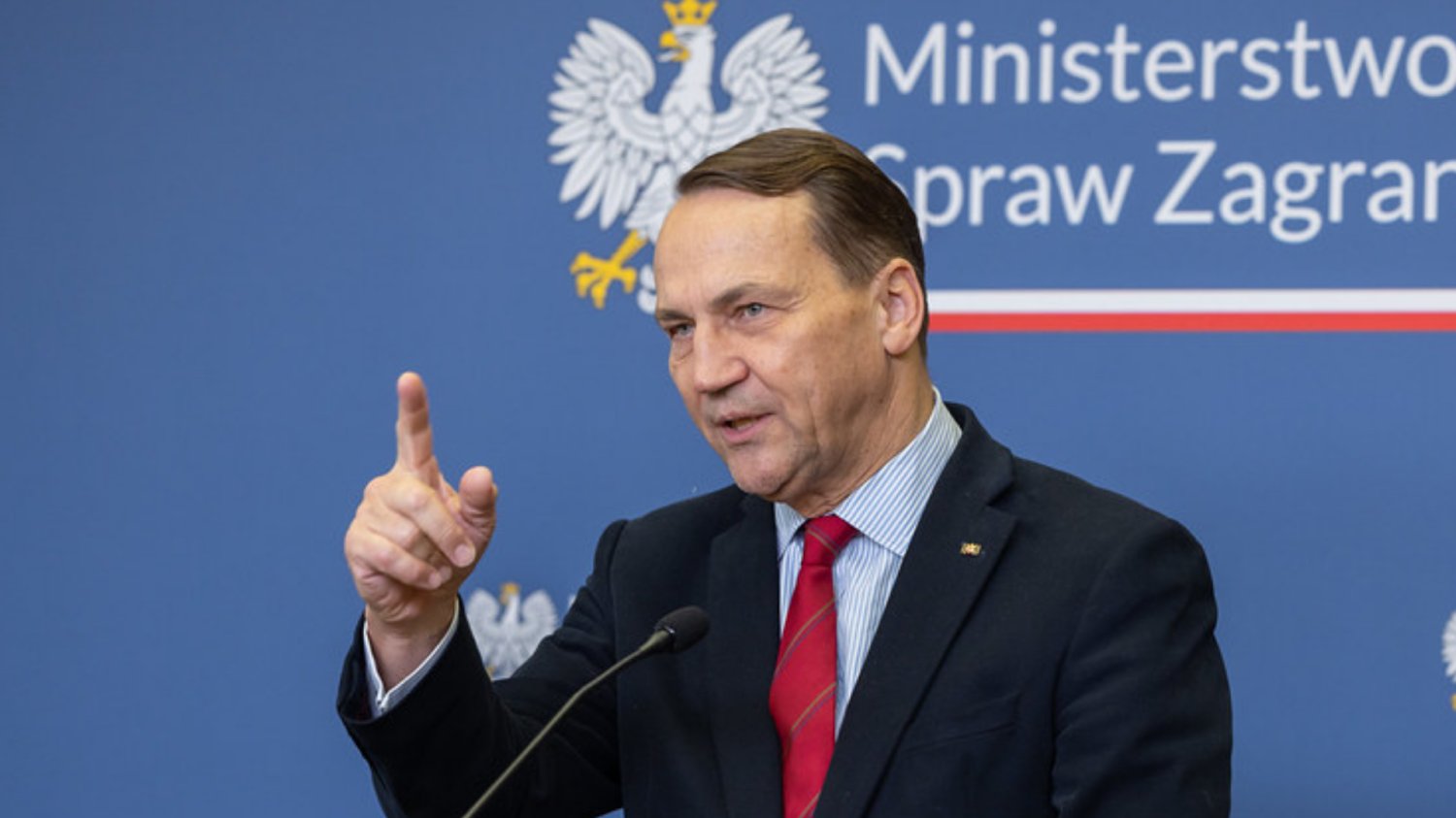 Sikorski krótko po skuciu Bąkiewicza w Berlinie. "Proszę tatusiowi przekazać" Radosław Sikorski