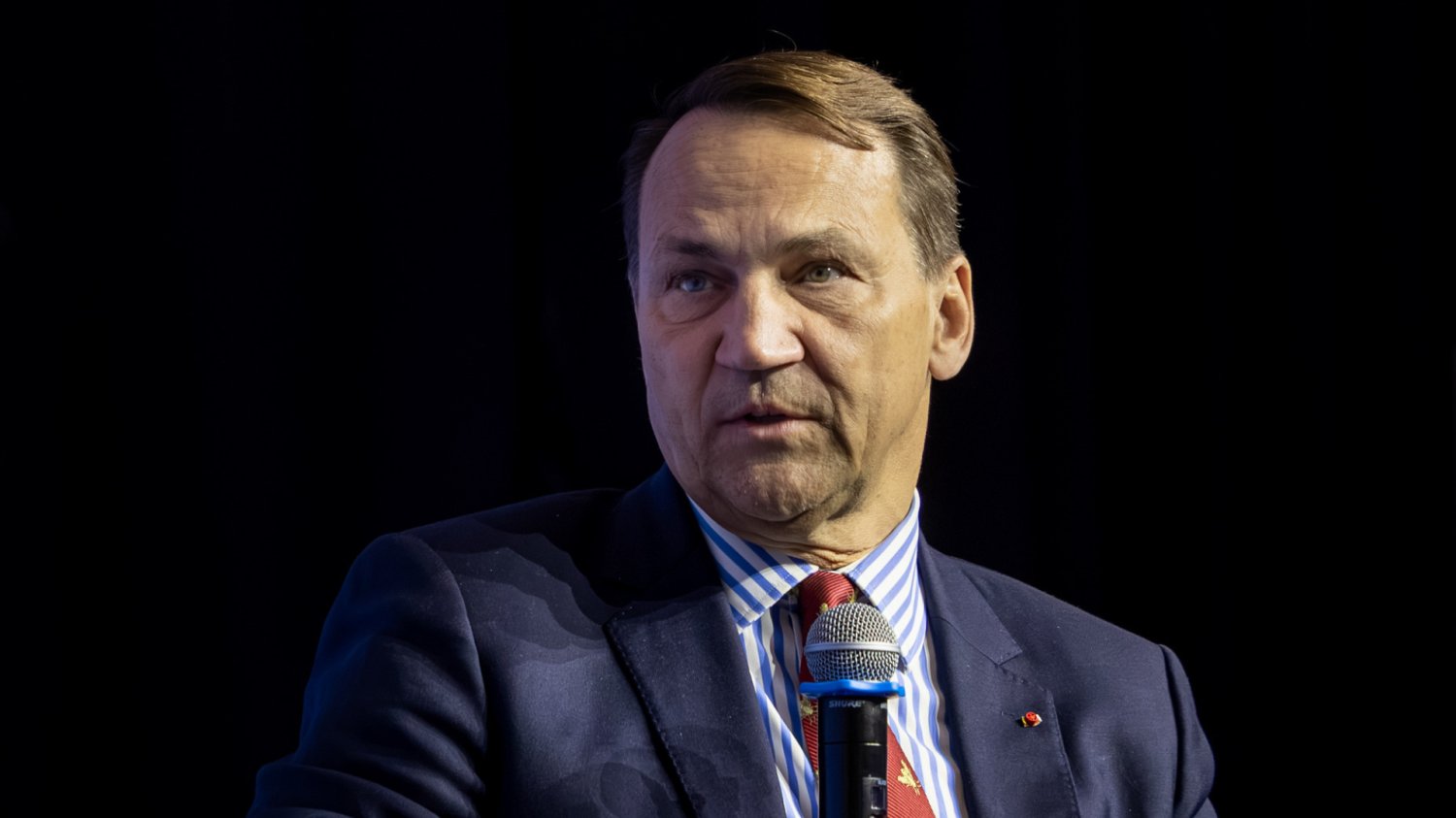 Kontratak Radosława Sikorskiego. Jan Paweł II wchodzi do gry Radosław Sikorski na czarnym tle.