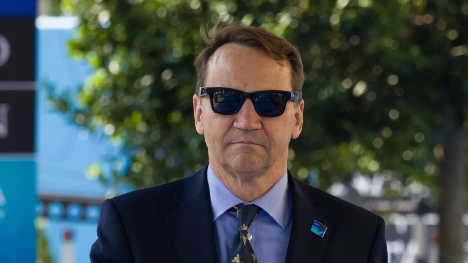 Sikorski summed up Romanowski's fresh house. 2 sentences were adequate for him