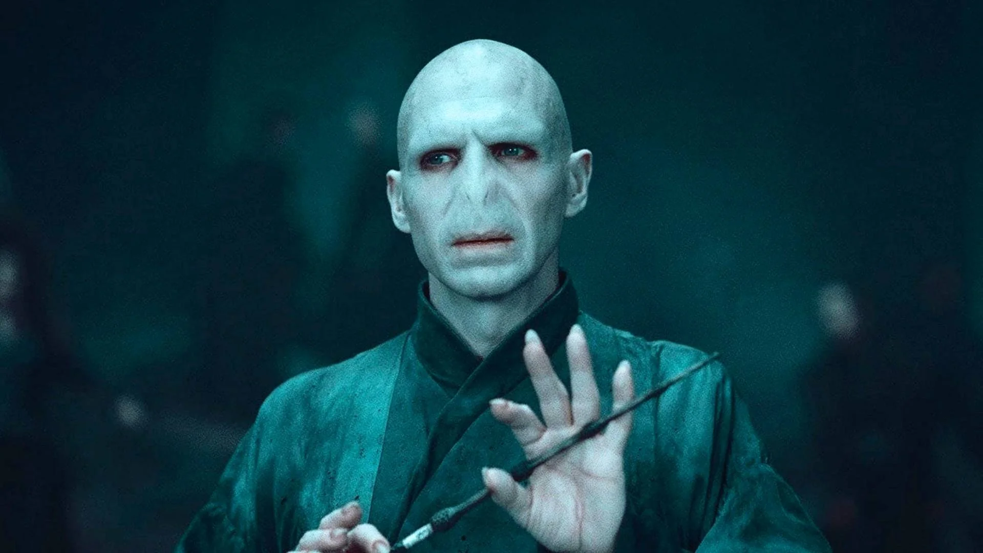 Nowy Tom Riddle to najlepsza wskazówka HBO. Chyba wiem, kto zagra Voldemorta Ralph Fiennes w filmie "Harry Potter i Czara Ognia"