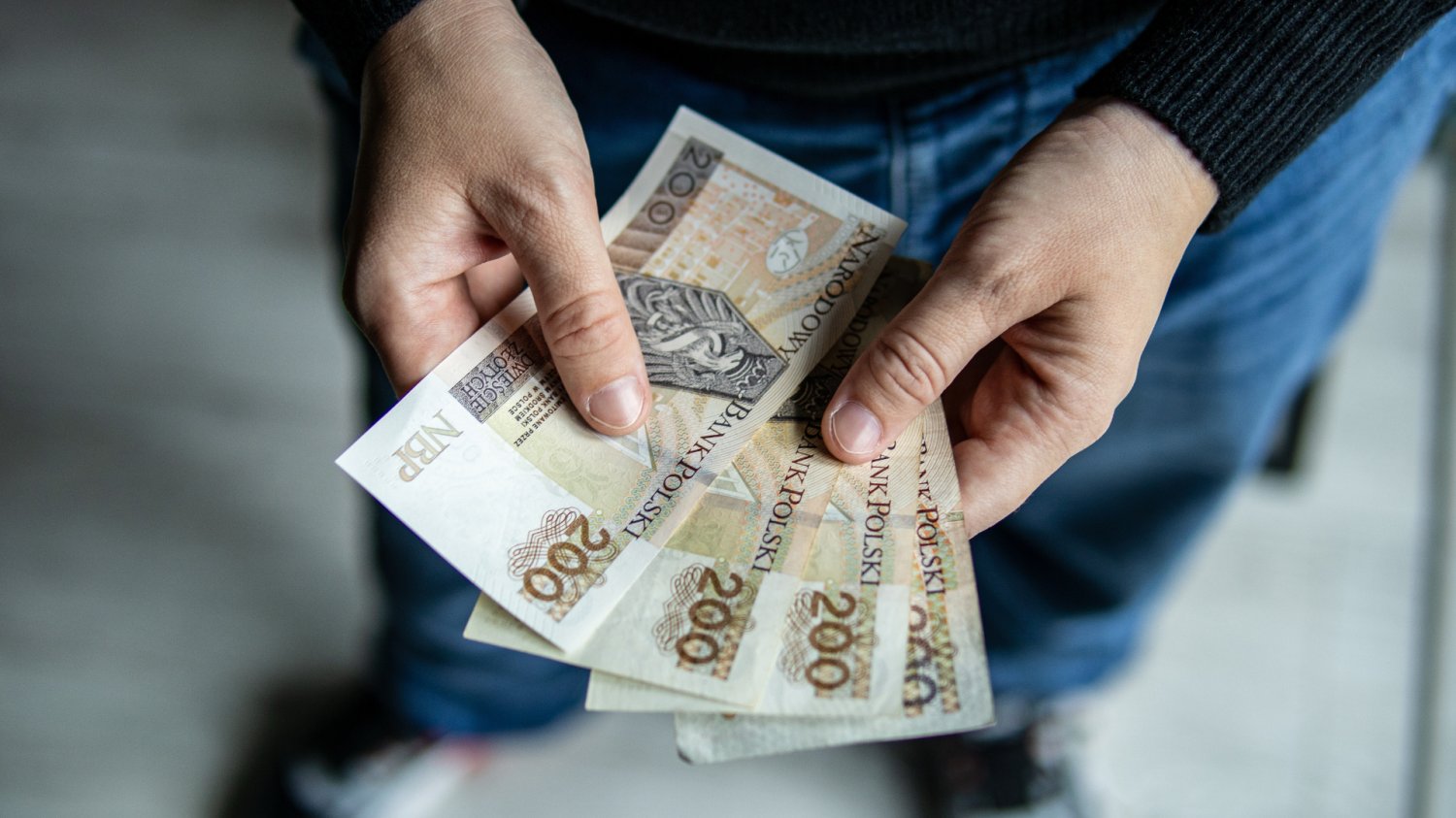 ręce trzymające banknoty
