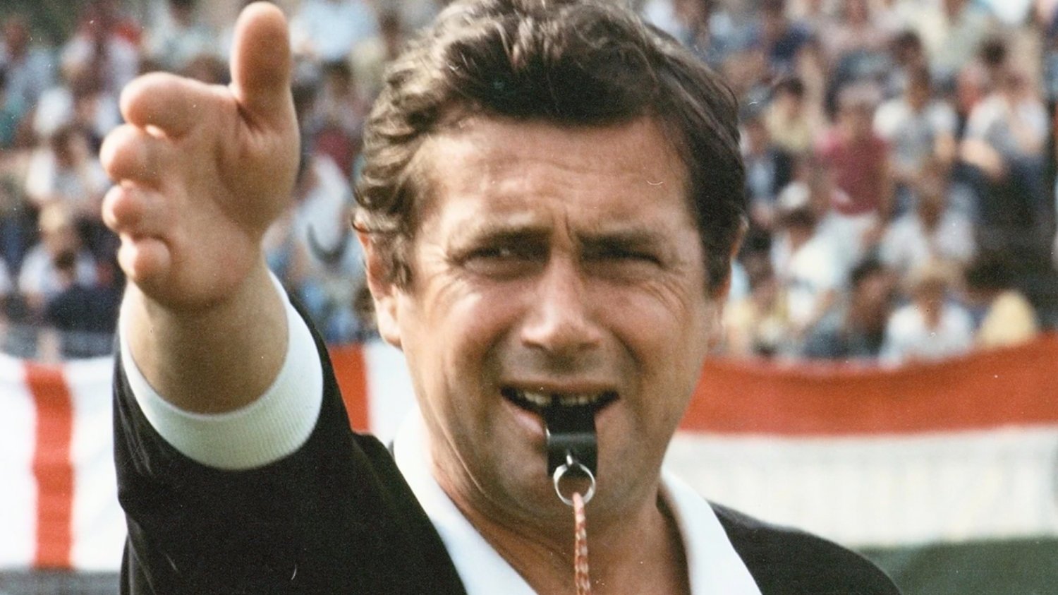 Mundial bez Polski boli, ale film z Gajosem go osłodzi. O futbolu mówi bez znieczulenia Janusz Gajos w filmie "Piłkarski poker"