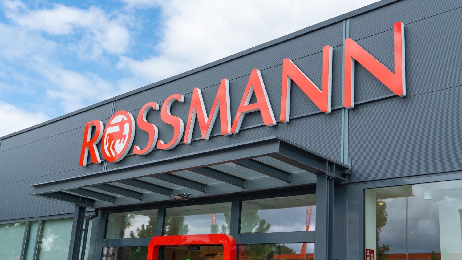Pilny komunikat dla klientów Rossmanna. Musieli zadziałać przez Salmonellę i pleśń