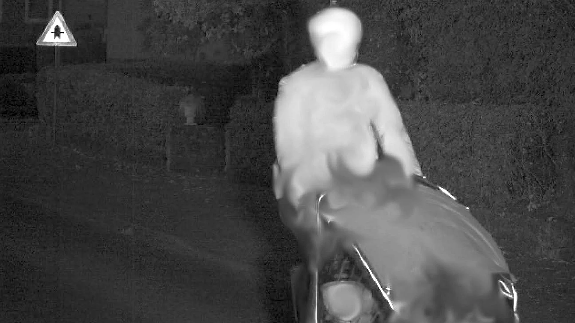 Pirat na rowerze przyłapany przez fotoradar. W skrzyni wiózł bezbronne dziecko