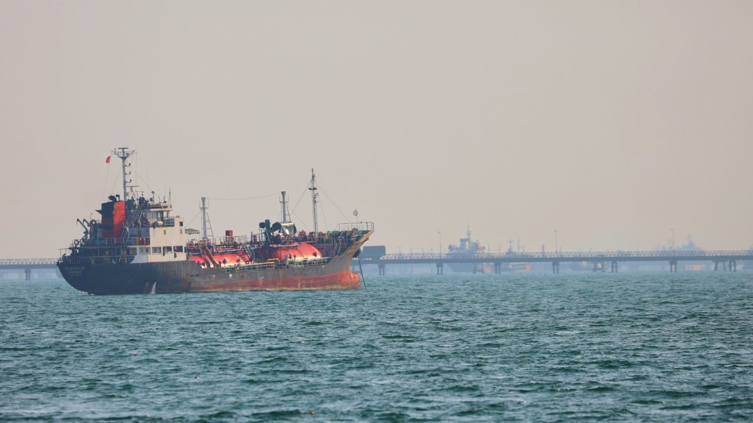 Iran zamyka cieśninę Ormuz i oskarża USA oraz Izrael.