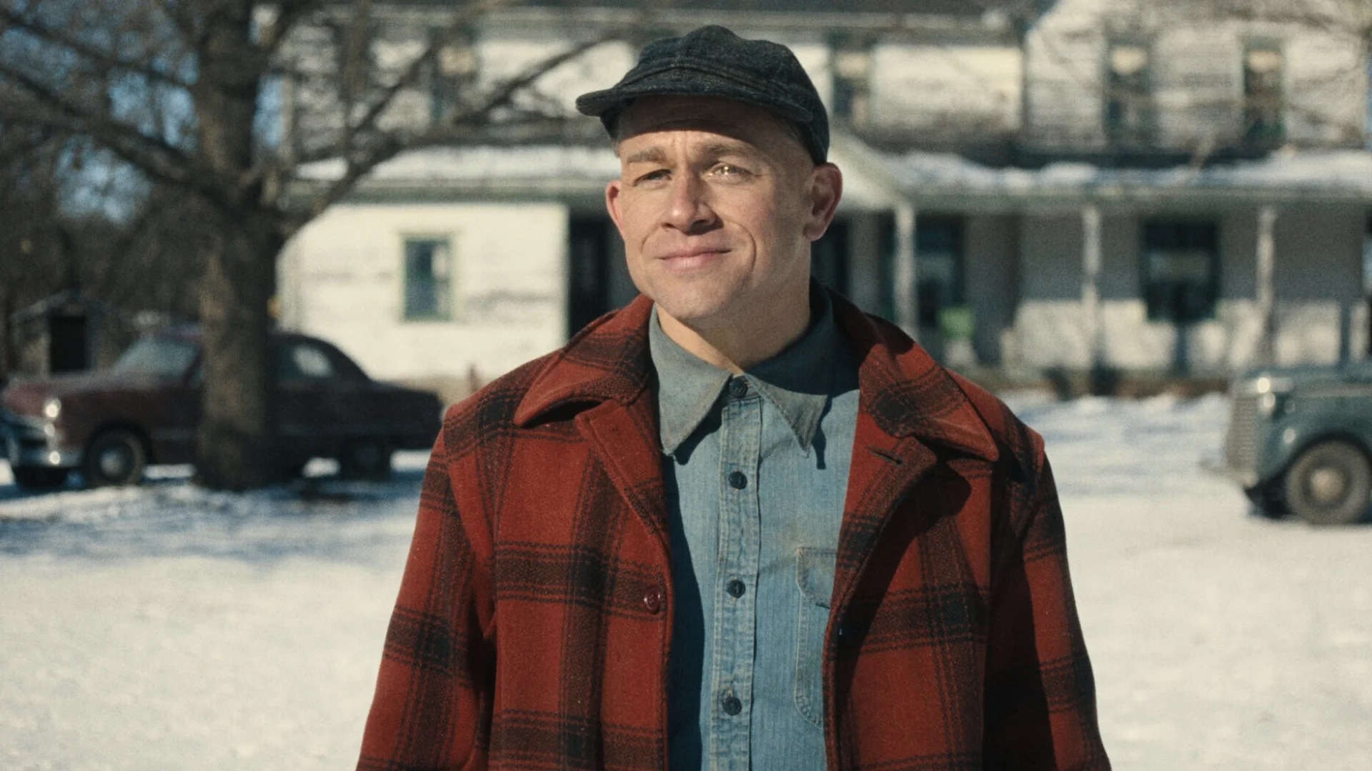 Charlie Hunnam w serialu "Potwór: Historia Eda Geina"