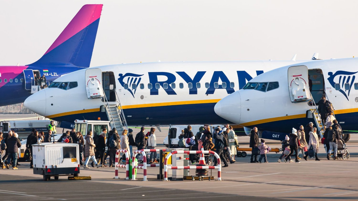 Ryanair i Wizz Air na miesiąc zawieszają loty do Neapolu