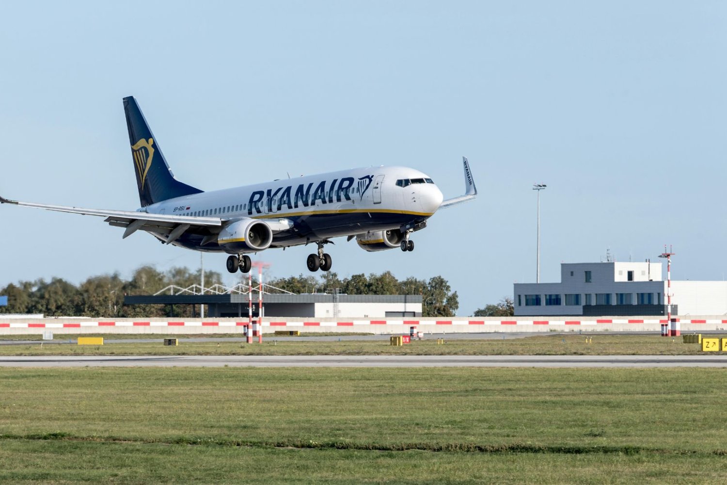 Chwile grozy w trakcie lądowania Ryanaira. Na szczęście piloci zachowali zimną krew Ryanair, samolot, lotnisko, lądowanie