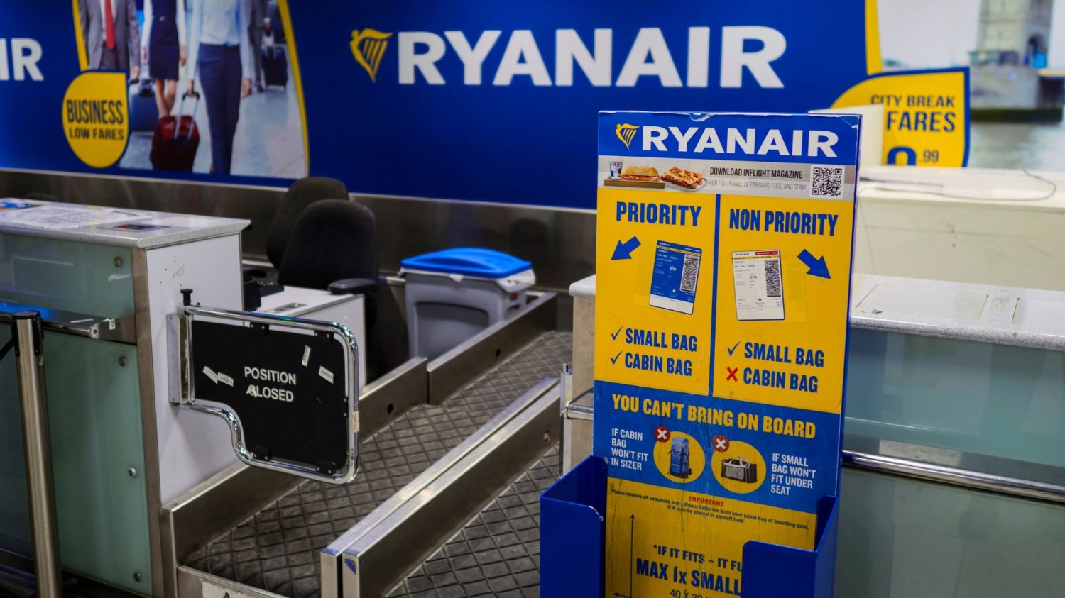 Lecisz Ryanairem z bagażem? Na lotnisko przyjedziesz wcześniej Ryanair ściągnie pasażerów z bagażem wcześniej na lotnisko