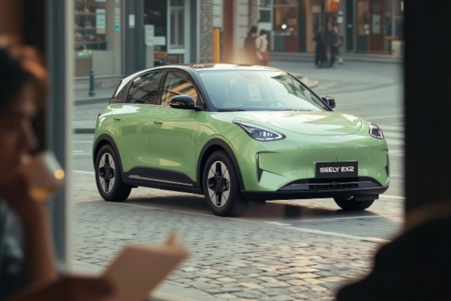 Samochód elektryczny Geely E2 zaparkowany na ulicy - cena i dane techniczne.