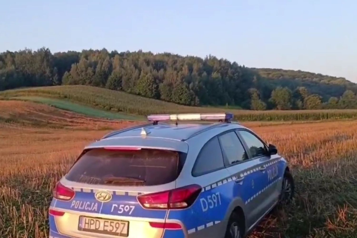 Potężny wybuch na Lubelszczyźnie. W Tarnawie-Kolonii jest krater na 10 metrów Samochód policyjny na polu w Tarnawie-Kolonii