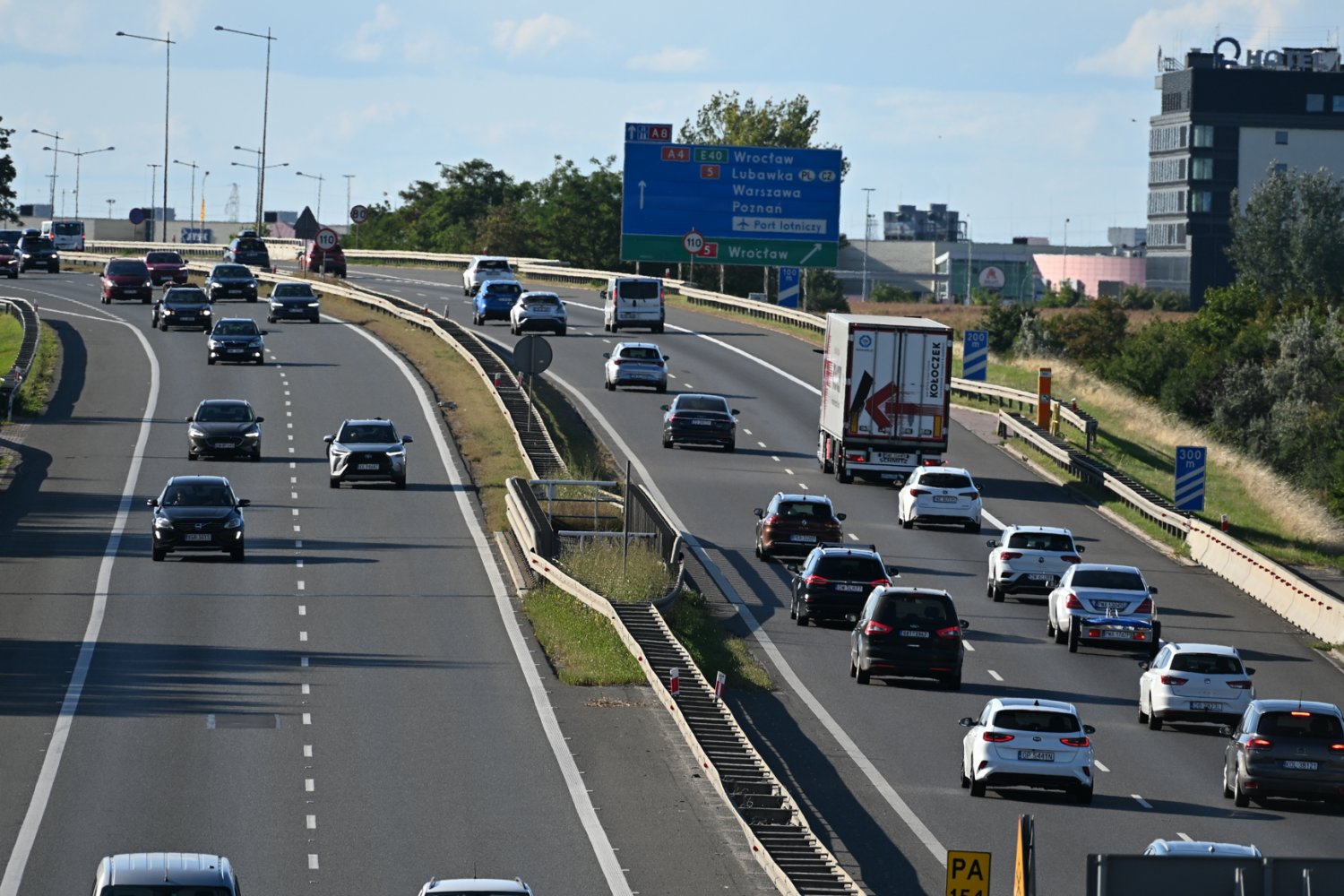 500 zł mandatu i punkty karne za głupi nawyk. Polacy uwielbiają tak jeździć samochody na drodze szybkiego ruchu