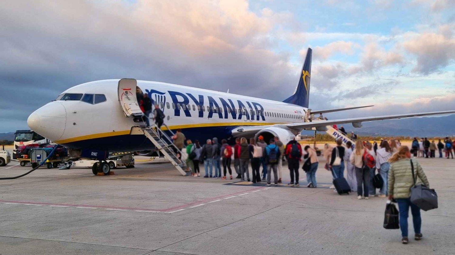 samolot Ryanair szykujący się do odlotu, pasażerowie wsiadający na pokład